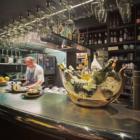 Le Bouche à Oreille is the perfect wine bar in Cannes